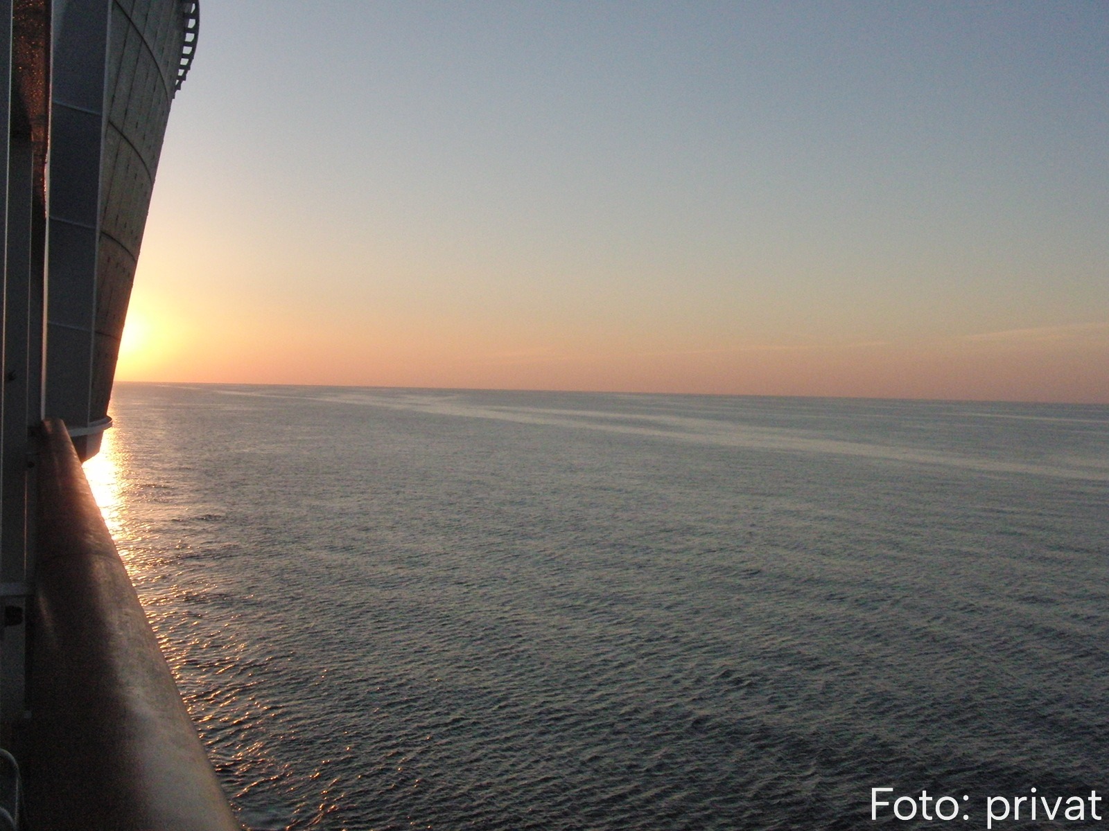 Blick von einem Schiff auf das Meer hinaus